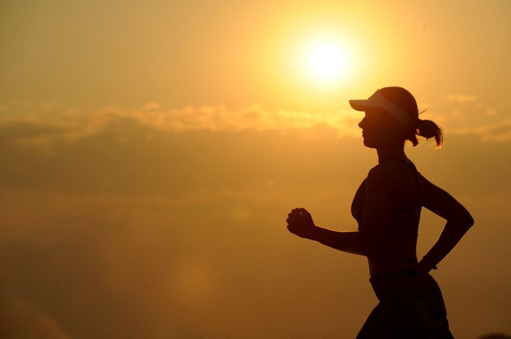 Sonnenaufgang & Läuferin: Laufen macht glücklich