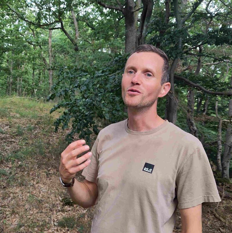 Wohllebens-Waldakademie-Guide Patrick führt durch SAUBER-Wald