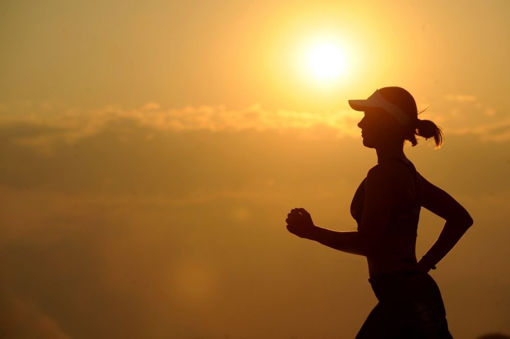 Sonnenaufgang & Läuferin: Laufen macht glücklich