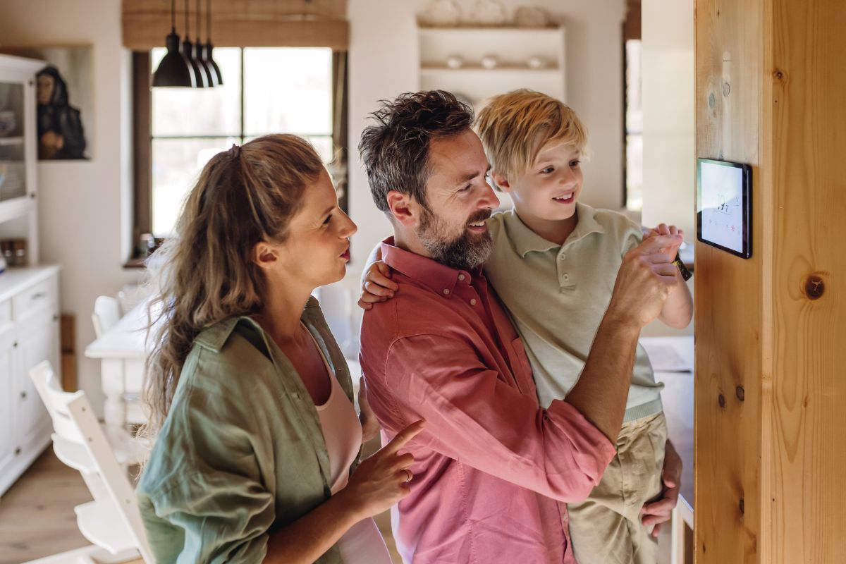 Familie an einem Smart Home Display