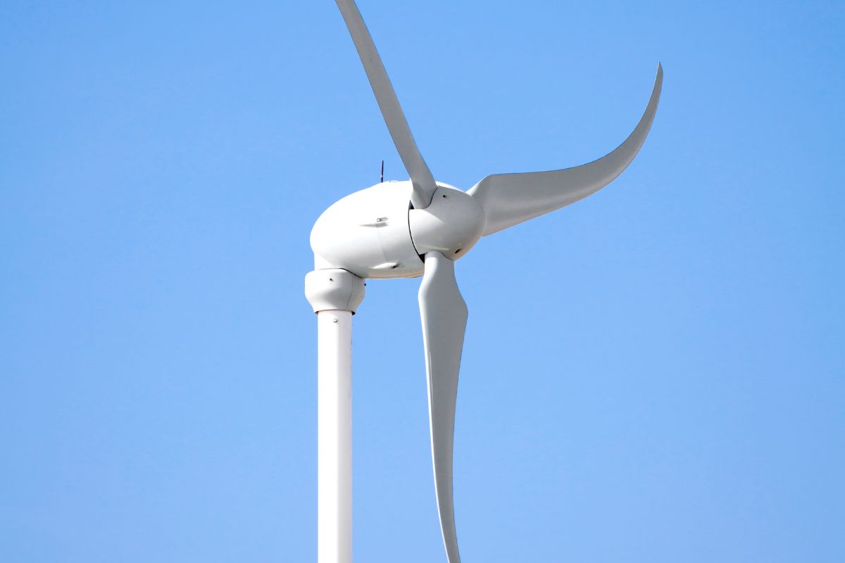Windkraftanlage und Sonnenpanele: Windkraft daheim nutzen