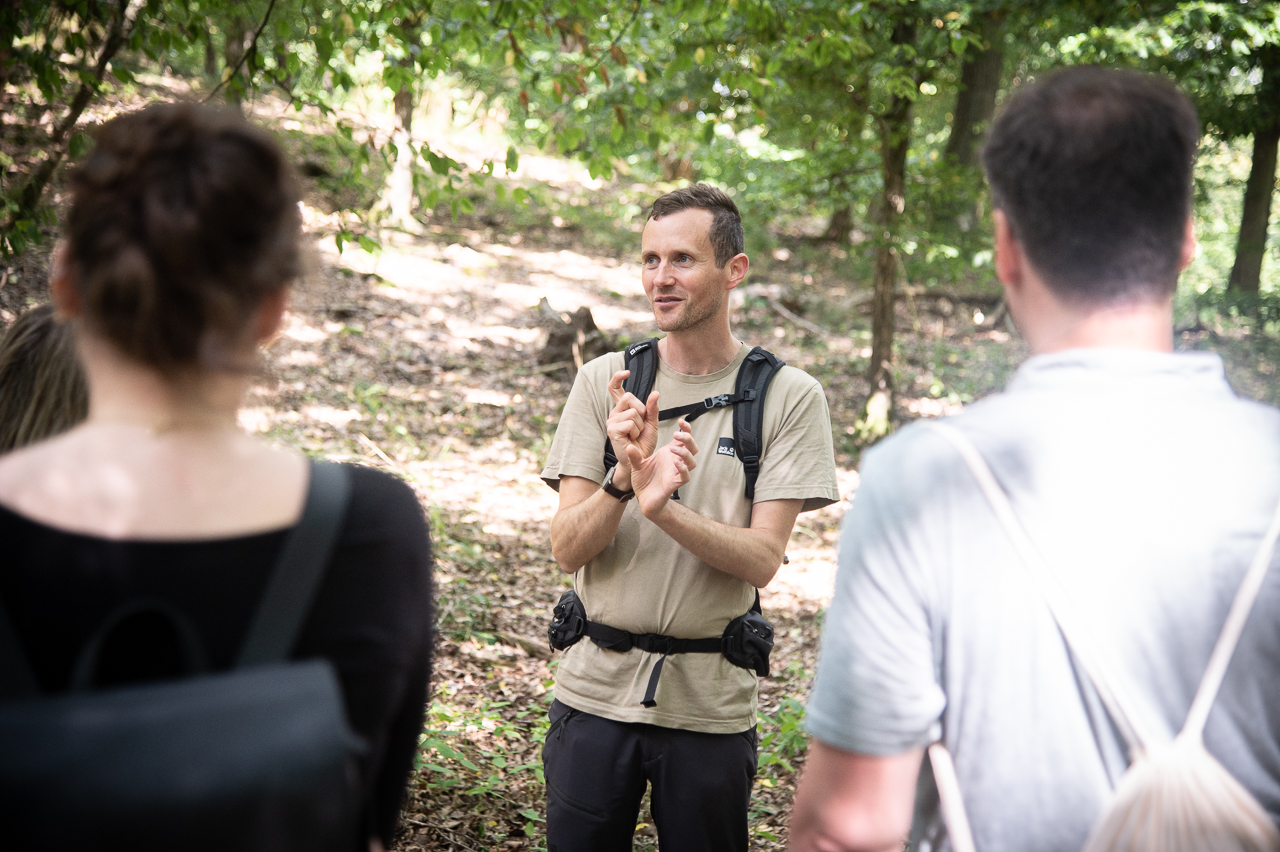 Waldführer Patrick erklärt etwas zu den Bäumen