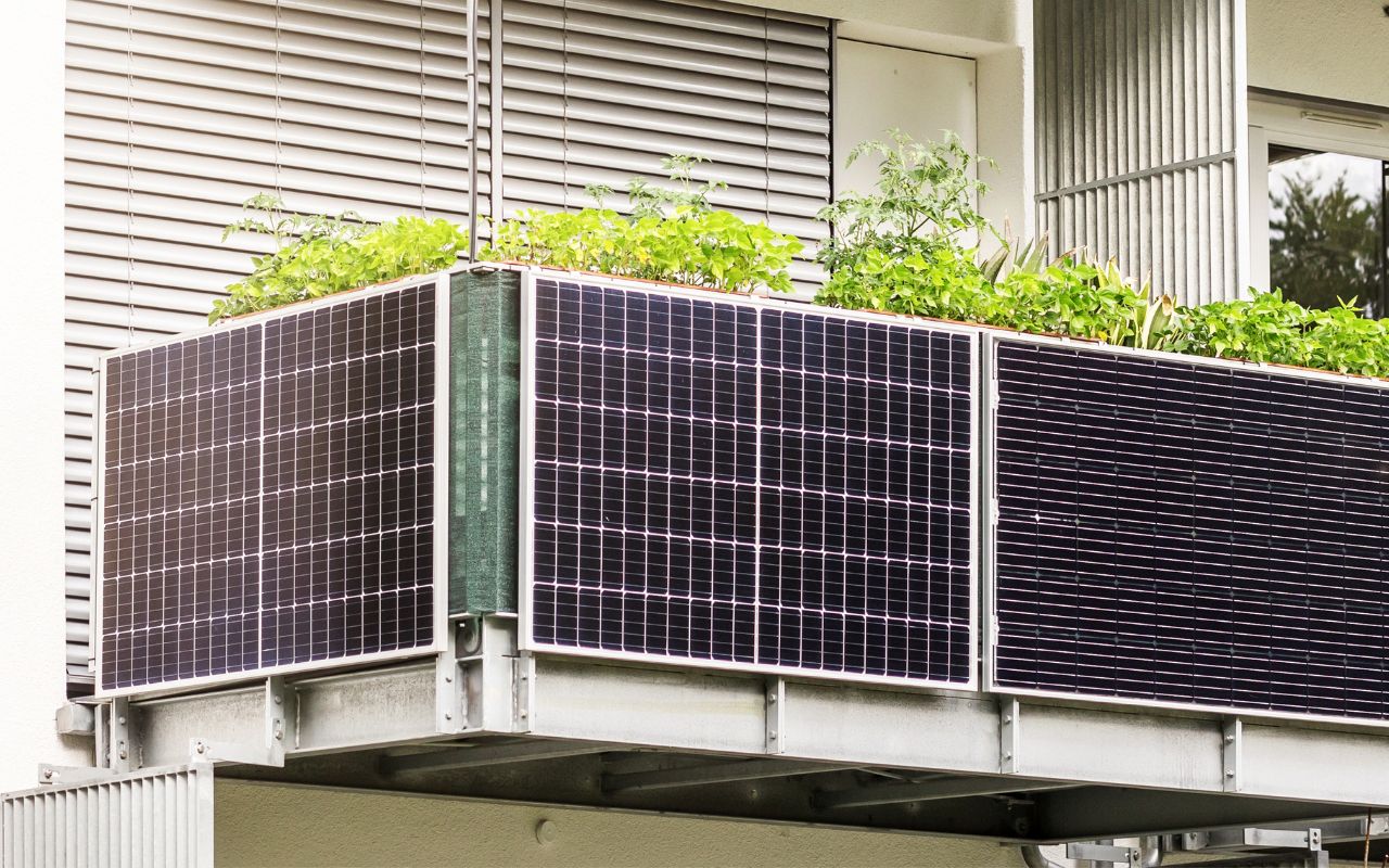 Balkonkraftwerk: Mehrere Solar-Paneele seitlich an einem Balkon