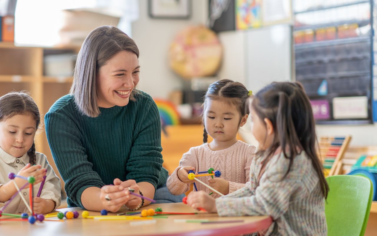 Erzieherin mit Kindern in einem Kindergarten
