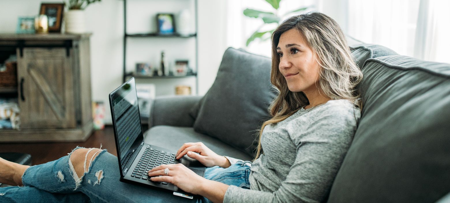 Abschlag einfach anpassen - Frau Laptop Couch