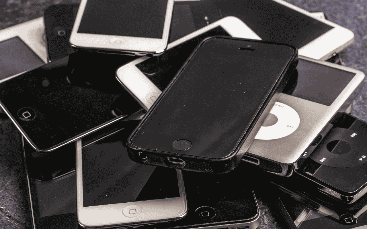 Viele Smartphones auf einem Haufen