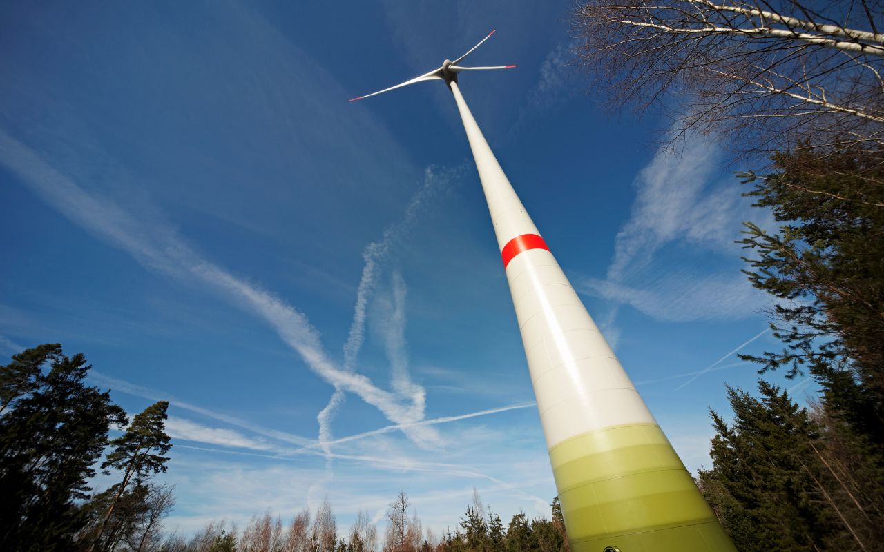 Windrad in einem Wald