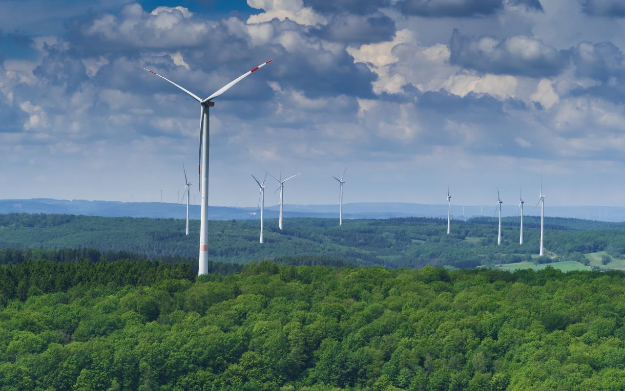 Windräder in einem Wald im Saarland
