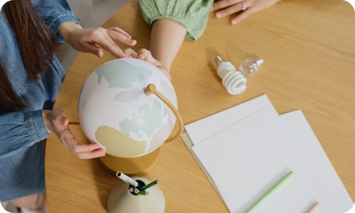Schultisch: Förderung von Bildung SAUBER ENERGIE