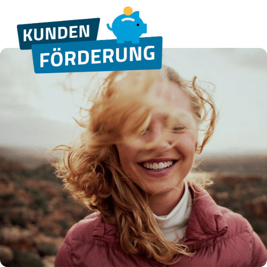 Schriftzug "Kundenförderung" mit dem Icon eines Sparschweins. Lachende Frau als Symbolbild für das SAUBER ENERGIE Kundenförderprogramm.
