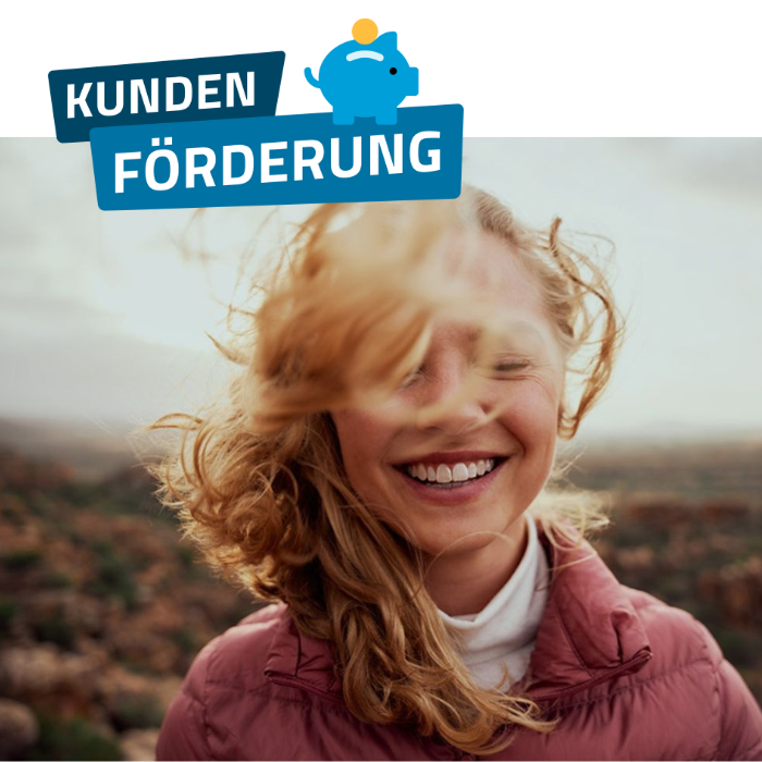 Schriftzug "Kundenförderung" mit dem Icon eines Sparschweins. Lachende Frau als Symbolbild für das SAUBER ENERGIE Kundenförderprogramm.