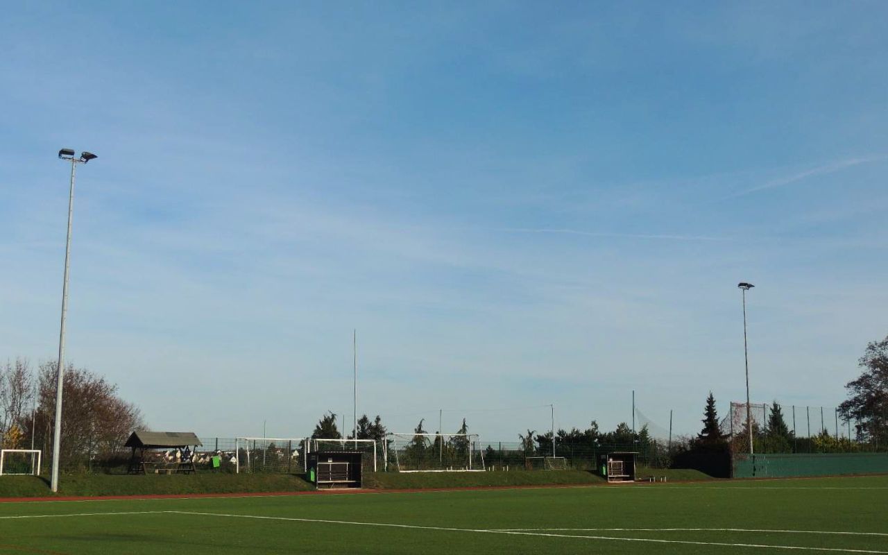 LED-Flutlichts auf dem Fußballplatz des FSV Oschatz