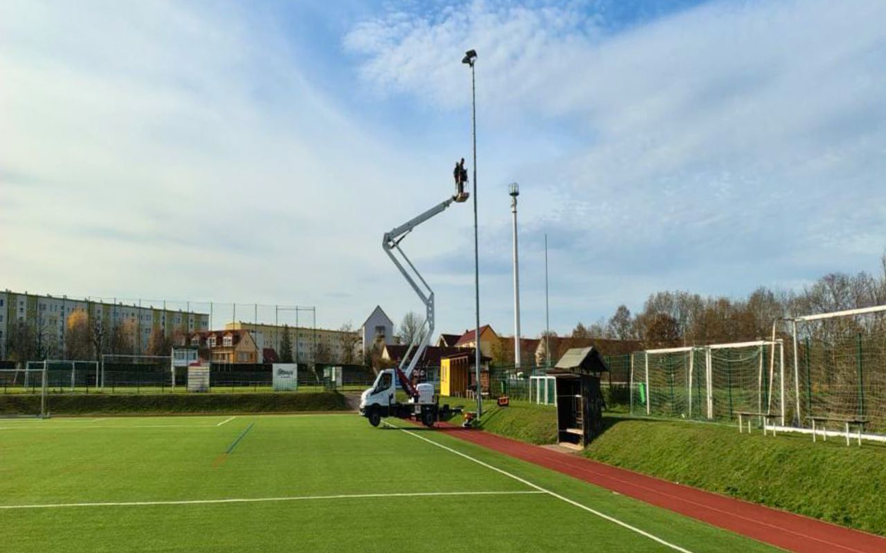 Installation eines LED-Flutlichts auf dem Fußballplatz des FSV Oschatz