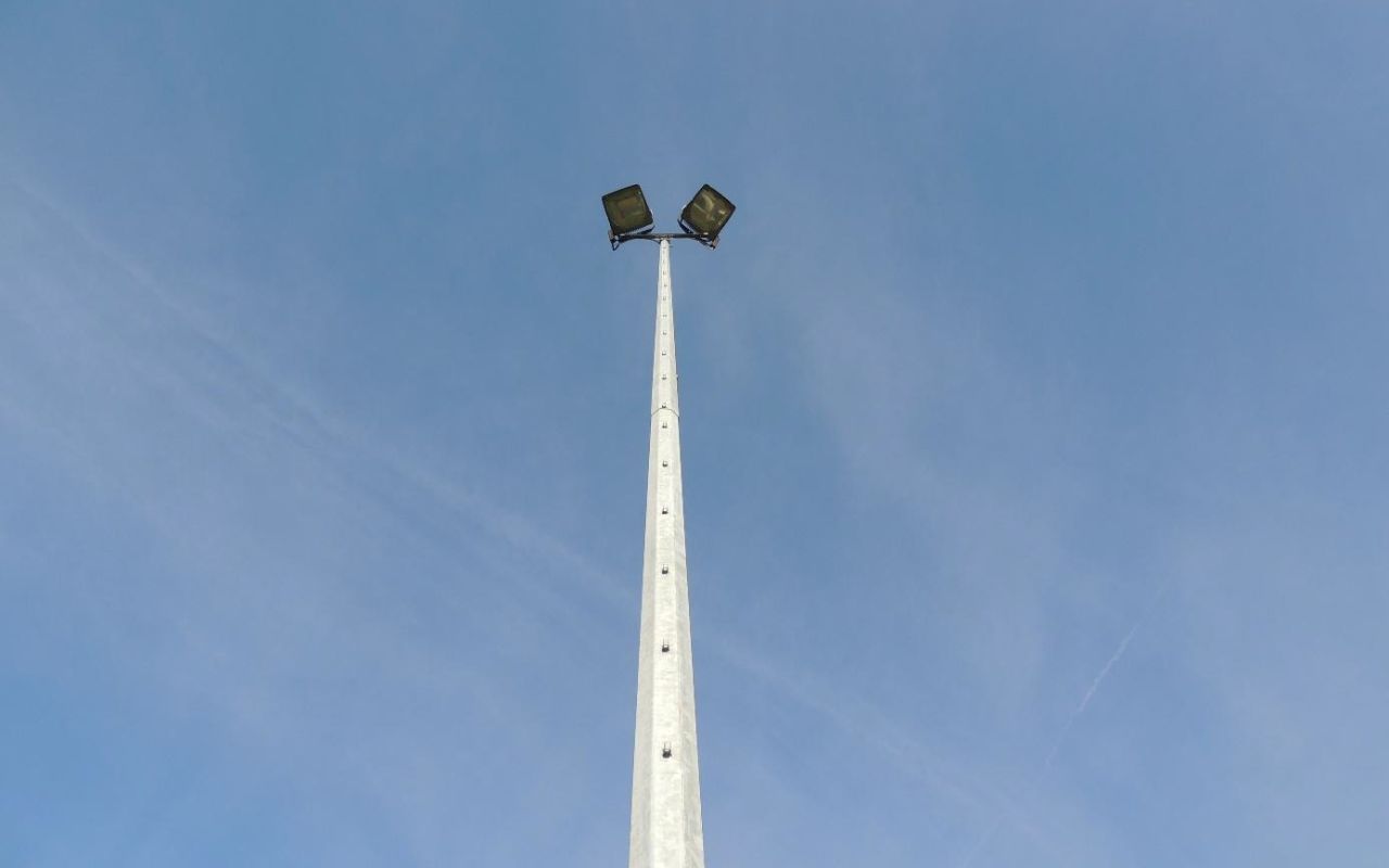 LED-Flutlichts auf dem Fußballplatz des FSV Oschatz