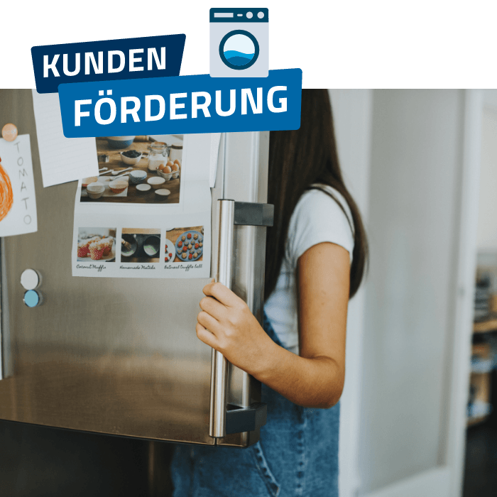 Frau am Kühlschrank: Kunden-Förderung energieeffizienter Haushaltsgeräte SAUBER ENERGIE Grüner Strom Label