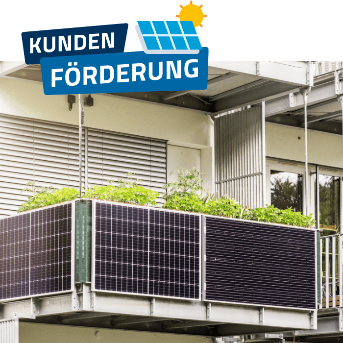 Balkon mit installierten Solarmodulen und Pflanzen, Symbolbild für Förderung von Balkonkraftwerken.