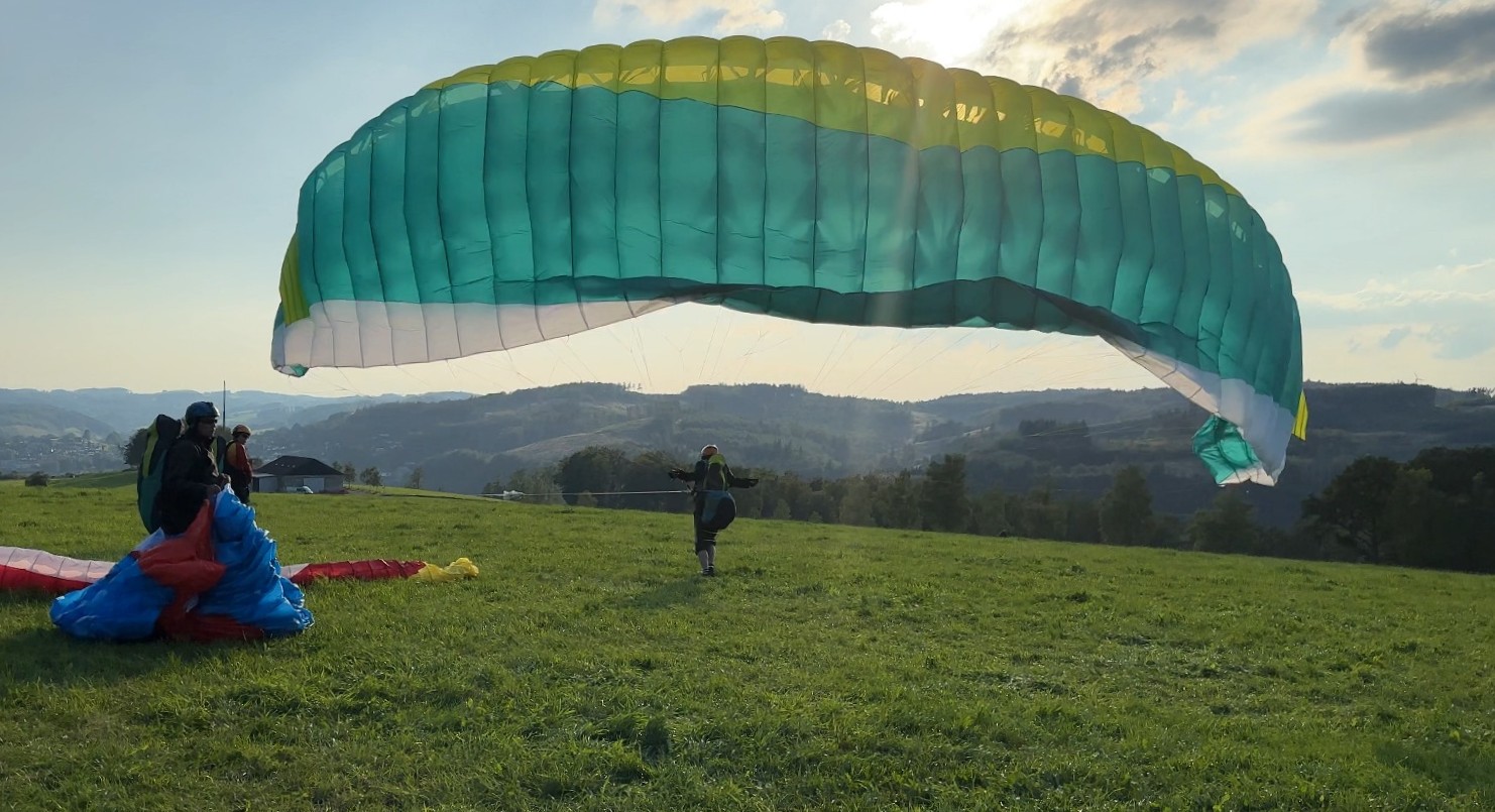 Gleitschirmpilot*in der Schleppgemeinschaft Uelhof