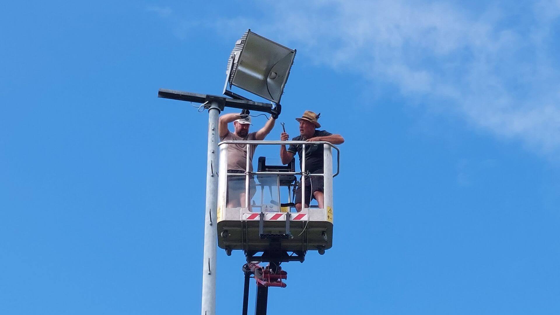 Installation der Flutlichtanlage des TSV Meckenbeuren