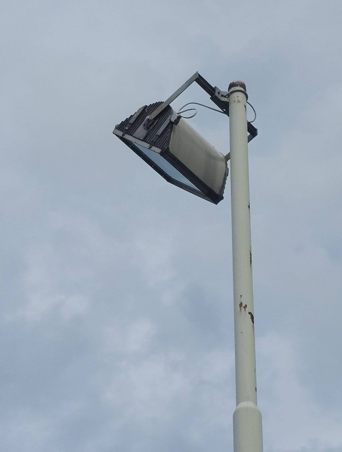 Einzelnes Flutlicht der Flutlichtanlage des TSV Meckenbeuren