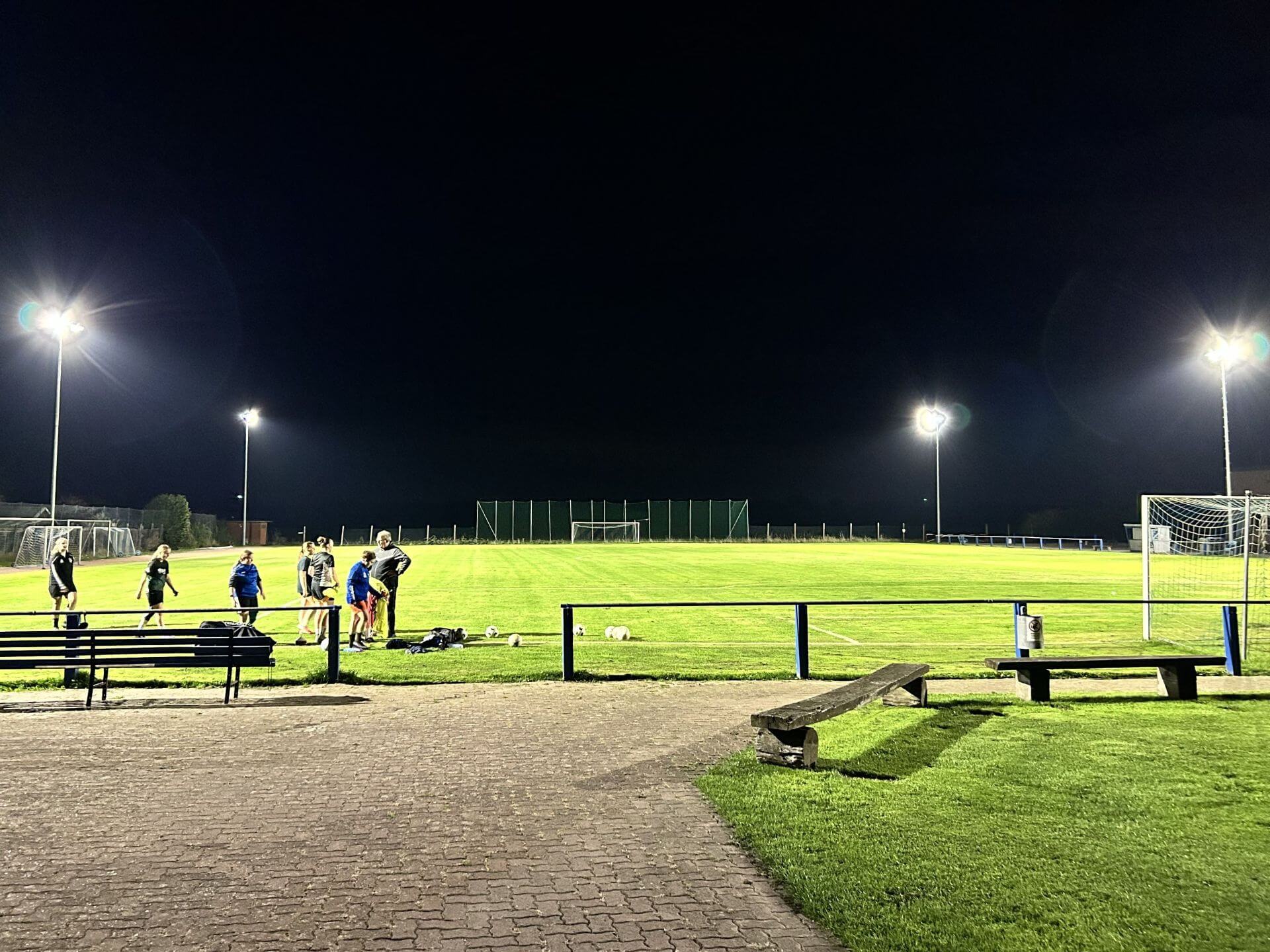 Flutlichtanlage bei Nacht