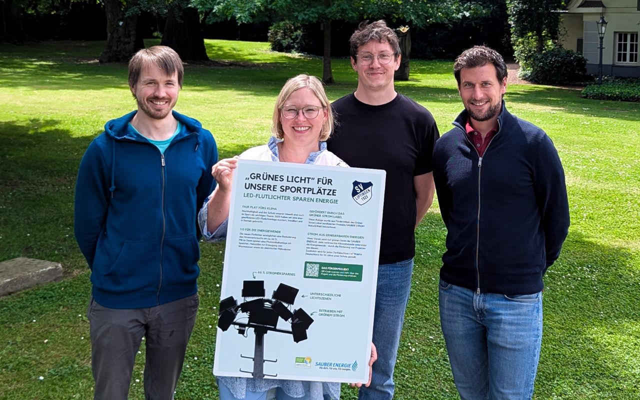 Förderprogramm-Schild & SAUBER-ENERGIE-Team