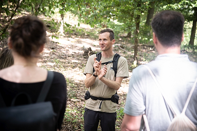 Patrick Esser, Wohllebens Waldakademie, führt durch SAUBER-Wald