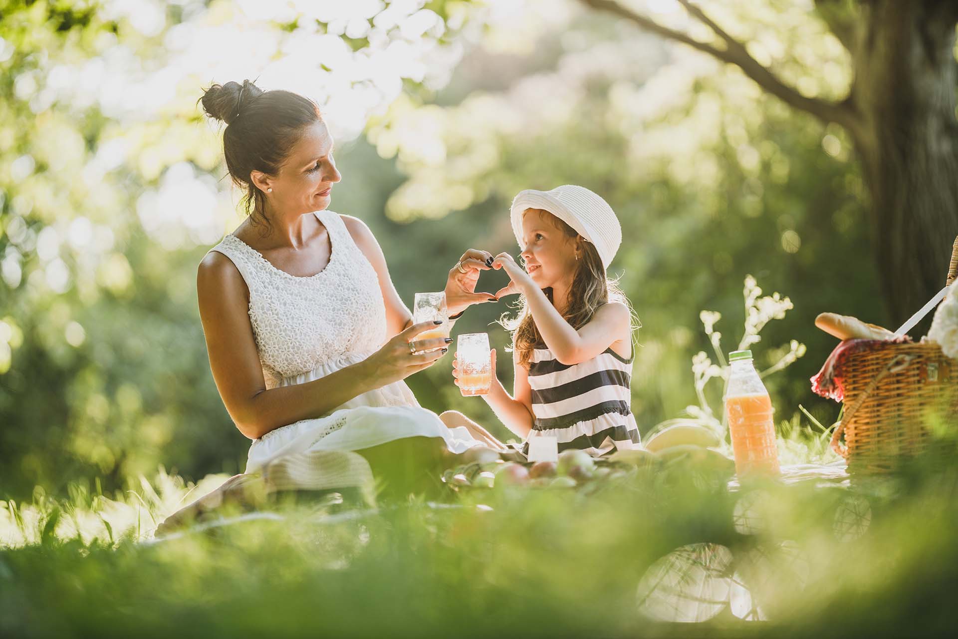 Umweltparadies für Mensch und Tier Mutter und Kind im Wald