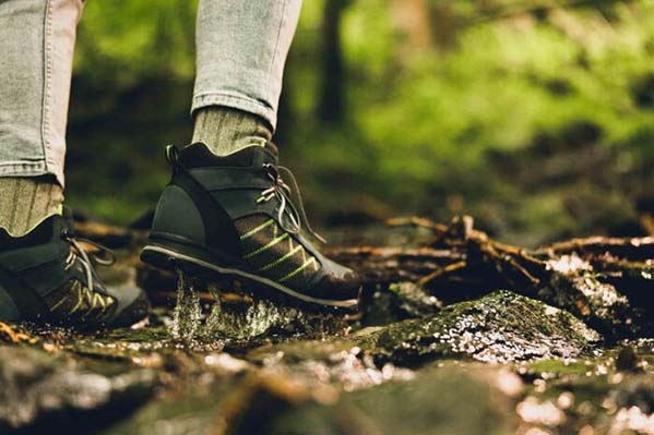 Wanderschuhe im Wald: CO2-Fußabdruck berechnen