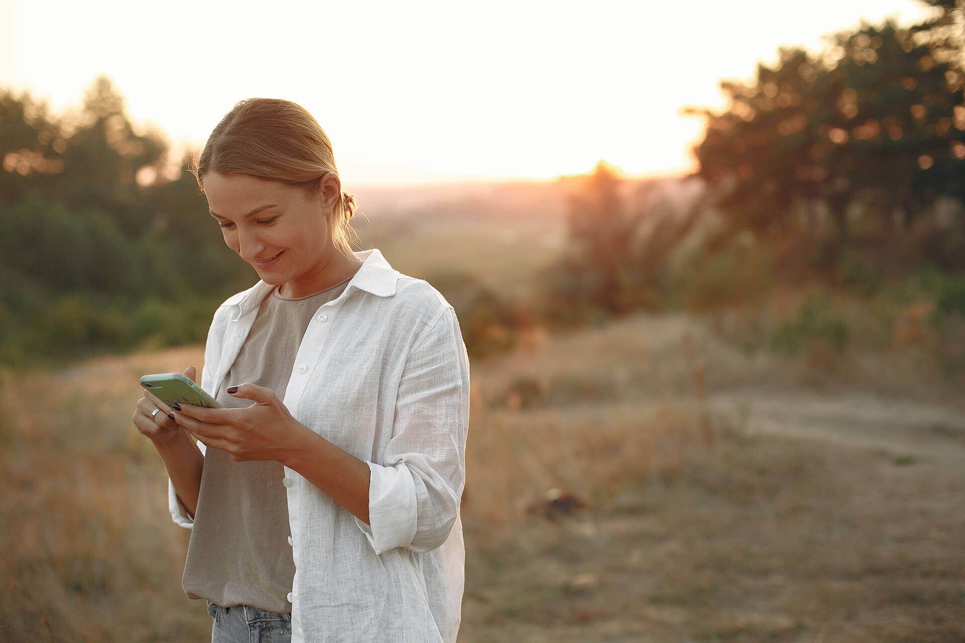Frau Smartphone: Mit SAUBER WALDFUNK nachhaltig surfen