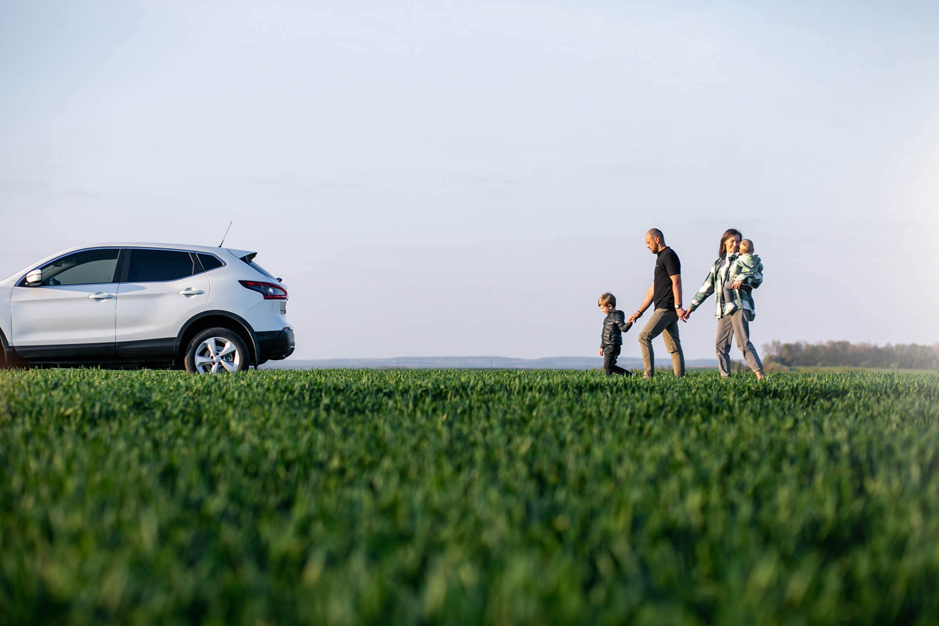 Umweltschutz Familie grünes Feld Auto THG