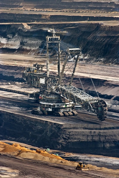 Hässlicher Braunkohlebagger Mondlandschaft: Energiewende Saubere Energie