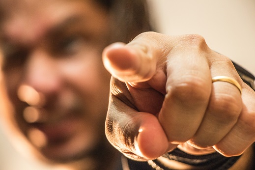 Zeigefinger Statt auf andere weisen, mit Energie anpacken